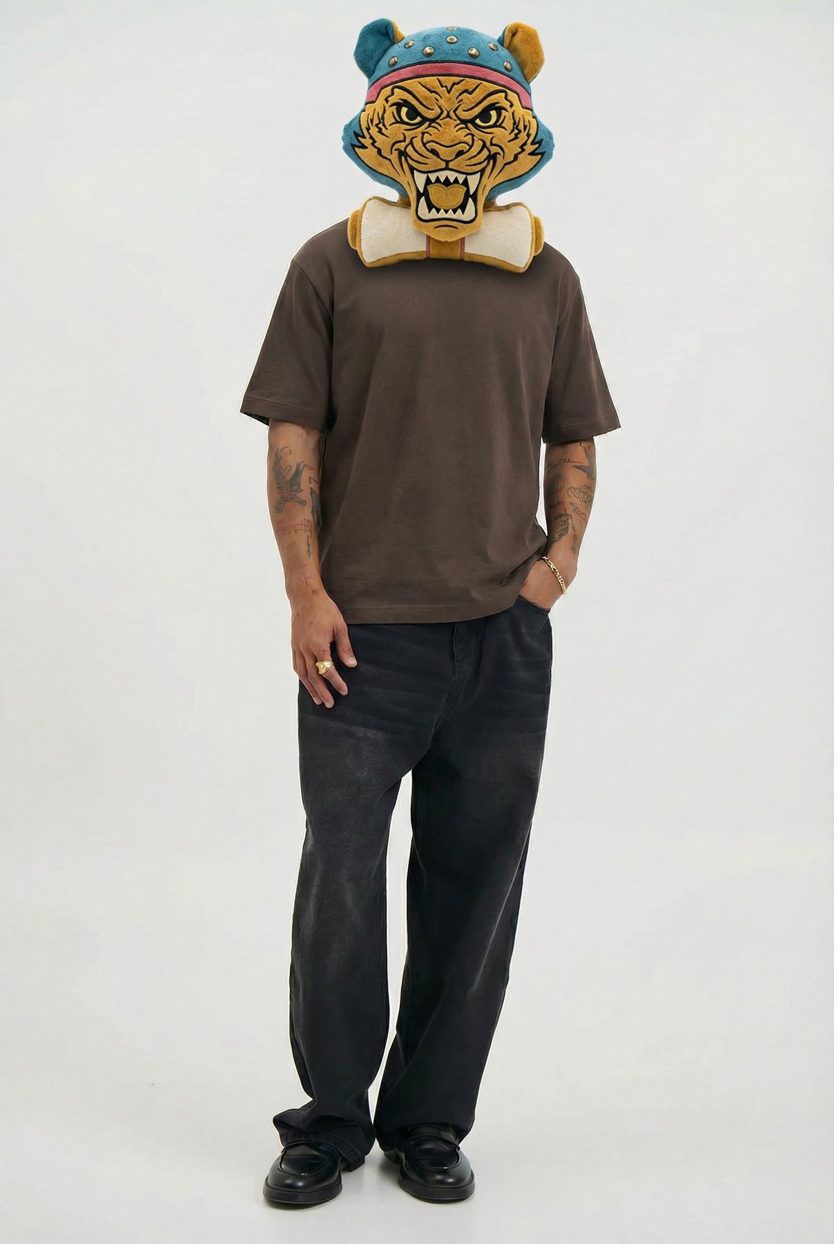 Modelo com camiseta básica marrom e máscara de pelúcia de tigre lutador de capacete azul