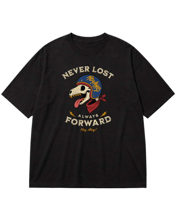 Camiseta preta Never Lost Always Forward com cachorro esqueleto de capacete