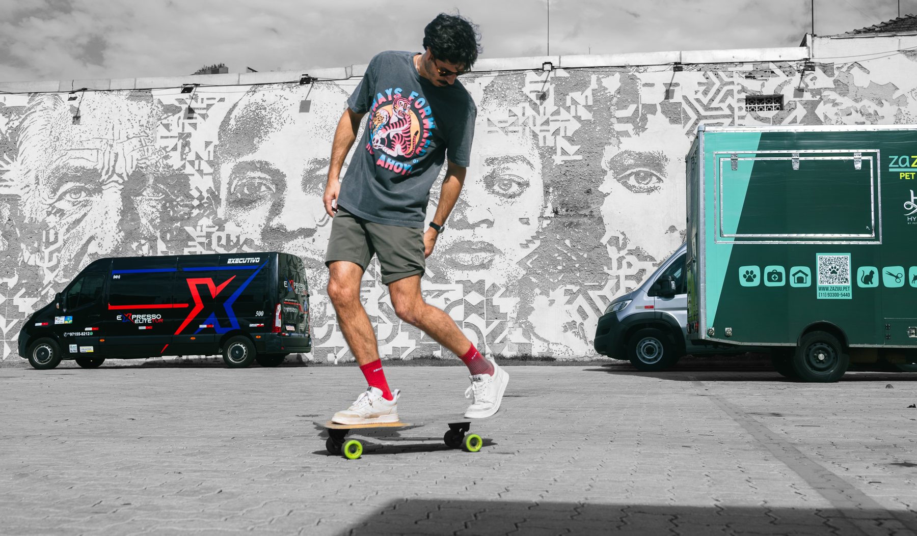 Homem de skate em frente a muro grafitado, de camiseta Always Forward