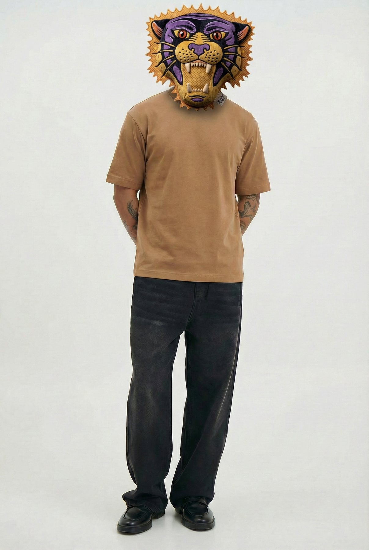 Modelo com camiseta básica caramelo e máscara de pelúcia de pantera roxa e amarela