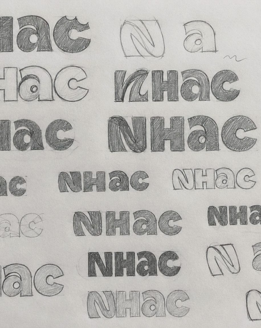 Folha com dezenas de esboços a lápis da palavra nhac, testando peso e forma das letras