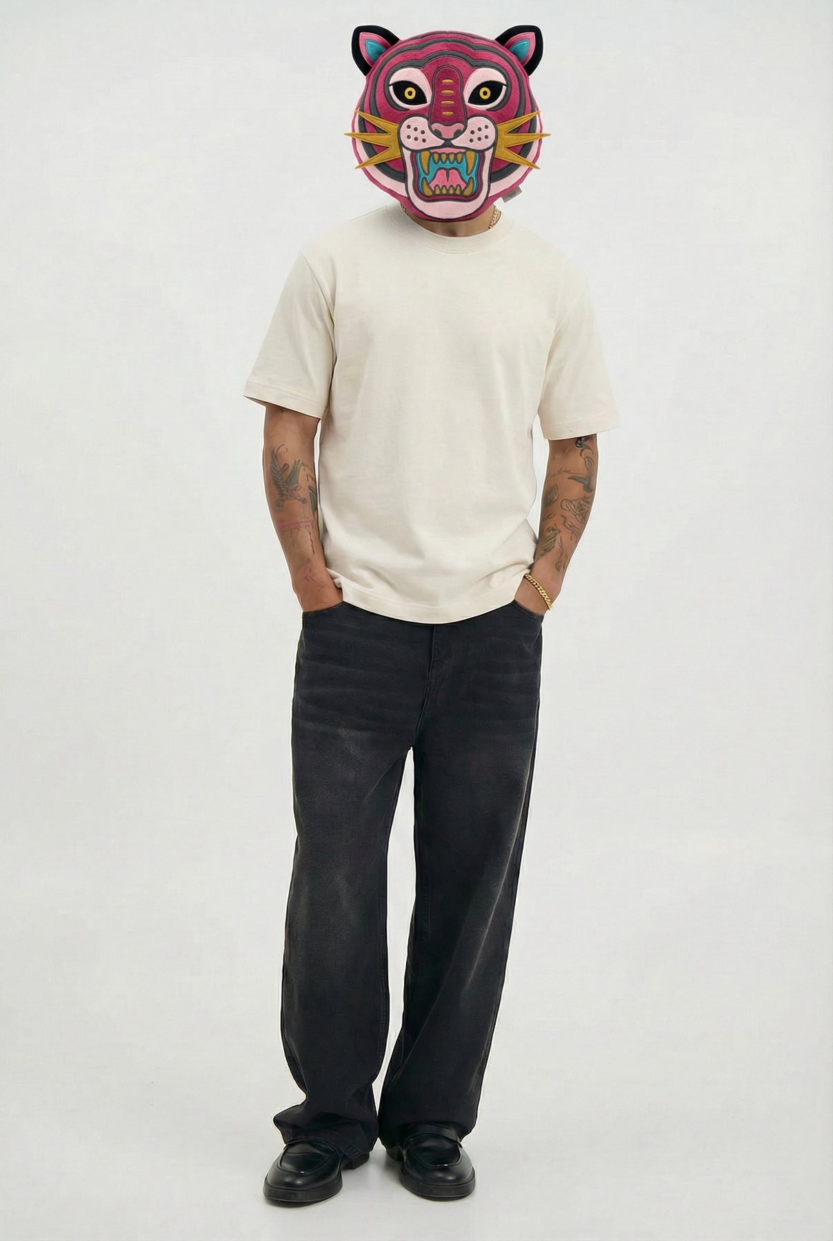 Modelo com camiseta básica off-white e máscara de pelúcia de tigre rosa